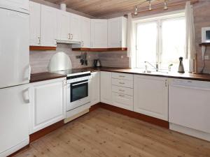 Кухня или мини-кухня в 6 person holiday home in Hadsund

