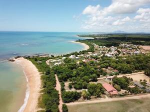 an aerial view of a beach and the ocean at Xodó da Praia - amplo apartamento 3 qts 260 m da praia in Santa Cruz
