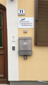 una caja de correo al lado de un edificio en ALTSTADT-APARTMENTS Bad Radkersburg - Ihr Zuhause auf Reisen, en Bad Radkersburg