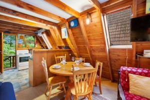 En restaurant eller et spisested på The Chill Out Chalet - Ohakune Holiday Home