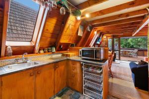 Kuchyň nebo kuchyňský kout v ubytování The Chill Out Chalet - Ohakune Holiday Home