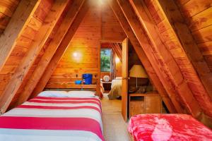 En eller flere senger på et rom på The Chill Out Chalet - Ohakune Holiday Home