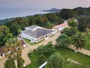 una vista aérea de una casa grande con jardín en Hotel Roça Sundy, en Santo António