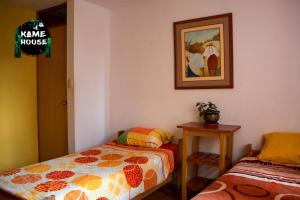 מיטה או מיטות בחדר ב-Kame House hostel