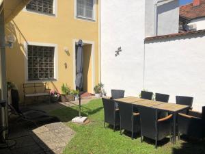 A garden outside ALTSTADT-APARTMENTS Bad Radkersburg - Ihr Zuhause auf Reisen