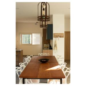 a dining room and kitchen with a wooden table and chairs at Villa Portezuelo in Junín
