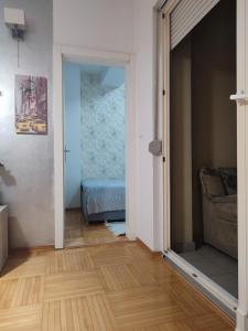 une chambre avec une porte menant à une chambre avec un lit dans l'établissement Apt Ana, à Banja Luka