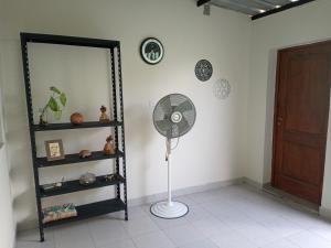 un angolo di una camera con ventilatore e specchio di Casa Termas a Termas de Río Hondo