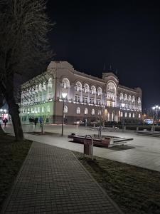 ein großes Gebäude wird nachts beleuchtet in der Unterkunft Apt Ana in Banja Luka