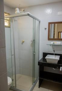 皮帕Bangalô Pipa Resort的带玻璃淋浴和水槽的浴室