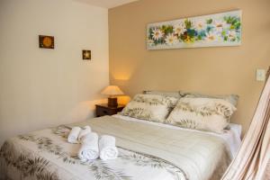 皮帕Bangalô Pipa Resort的一间卧室，床上有一张带毛巾的床 更多21张照片