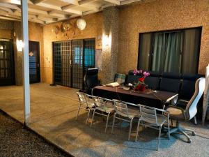 ein Esszimmer mit Tisch, Stühlen und Sofa in der Unterkunft Jia Yuan Homestay in Taitung