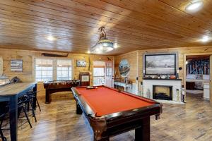 Habitación con mesa de billar y chimenea en Lucky Clover Cabin, en Blairsville