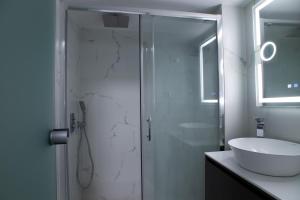 Koupelna v ubytování Modern-Lux Central 1 Bedroom Condo