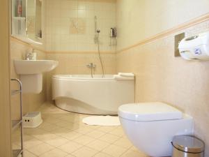 Ванная комната в Sunlit Loft Apartment Riga