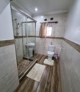 Ett badrum på Mwaiseni Maisonettes apartments