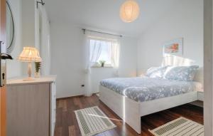 Postel nebo postele na pokoji v ubytování Two-Bedroom Holiday Home In Banjole