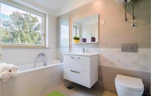 Koupelna v ubytování Two-Bedroom Holiday Home In Banjole