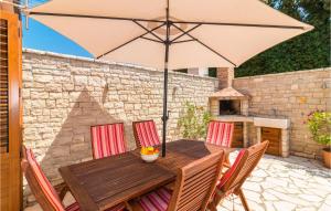 Patio nebo venkovní prostory v ubytování Two-Bedroom Holiday Home In Banjole