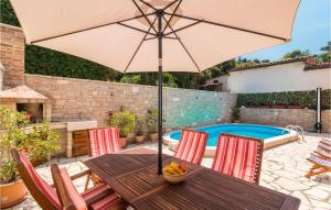 Bazén v ubytování Two-Bedroom Holiday Home In Banjole nebo v jeho okolí