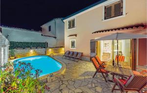 Bazén v ubytování Two-Bedroom Holiday Home In Banjole nebo v jeho okolí