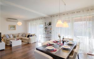 Posezení v ubytování Two-Bedroom Holiday Home In Banjole