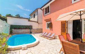 Bazén v ubytování Two-Bedroom Holiday Home In Banjole nebo v jeho okolí