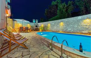 Bazén v ubytování Two-Bedroom Holiday Home In Banjole nebo v jeho okolí