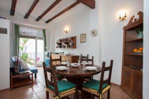 - une salle à manger avec une table et des chaises en bois dans l'établissement Maritim Apartments, à Valence
