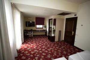 Televiisor ja/või meelelahutuskeskus majutusasutuses Hotel Relax Craiova