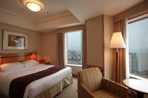 Postel nebo postele na pokoji v ubytování JR Hotel Clement Takamatsu