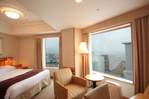 Postel nebo postele na pokoji v ubytování JR Hotel Clement Takamatsu
