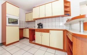 Dapur atau dapur kecil di 2 Bedroom Cozy Apartment In Grizane