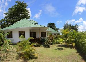 Κήπος έξω από το Le Surmer Self Catering Chalets