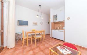a kitchen and dining room with a table and chairs at Beautiful Apartment In Vinisce With 1 Bedrooms And Wifi in Vinišće