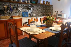 eine Küche mit einem Holztisch und einer Obstschale in der Unterkunft Agroturismo Biniai Nou in Maó