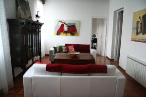 ein Wohnzimmer mit einem weißen Sofa und einem Tisch in der Unterkunft Agroturismo Biniai Nou in Maó