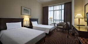 Un pat sau paturi într-o cameră la Berjaya Penang Hotel