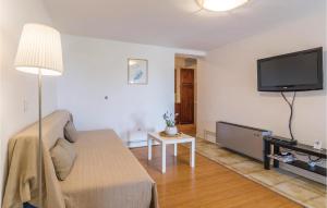 En tv och/eller ett underhållningssystem på Nice Apartment In Pula With 2 Bedrooms, Wifi And Outdoor Swimming Pool