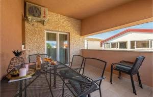 einen Balkon mit einem Tisch und Stühlen auf einer Terrasse in der Unterkunft Amazing Apartment In Vir With Wifi in Vir