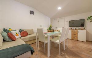 ein Wohnzimmer mit einem Sofa und einem Tisch mit Stühlen in der Unterkunft Amazing Apartment In Vir With Wifi in Vir