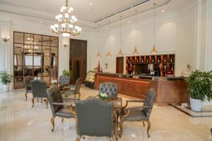 - une salle à manger avec une table et des chaises dans l'établissement Pearl River Hotel, à Hai Phong