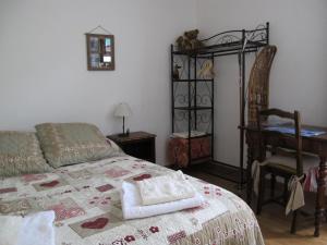 Postel nebo postele na pokoji v ubytování La Cazalère