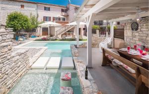 Bazén v ubytování Amazing Home In Peresiji With 4 Bedrooms, Wifi And Outdoor Swimming Pool nebo v jeho okolí