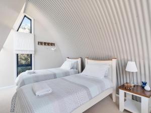 Ένα ή περισσότερα κρεβάτια σε δωμάτιο στο Sea Loft at Hyams Beach