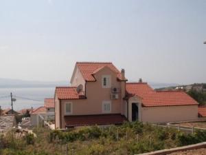 a house with red roofs on top of a hill at Apartment Miranda in Bol