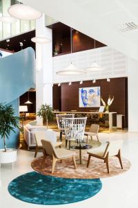 un hall avec des tables et des chaises dans un bâtiment dans l'établissement Elite Hotel Ideon, Lund, à Lund