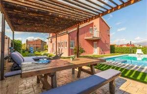 Fotografia z galérie ubytovania Stunning Home In Trilj With 4 Bedrooms, Wifi And Outdoor Swimming Pool v destinácii Trilj