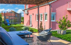Fotografia z galérie ubytovania Stunning Home In Trilj With 4 Bedrooms, Wifi And Outdoor Swimming Pool v destinácii Trilj