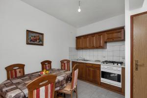 Kuchyňa alebo kuchynka v ubytovaní Apartments Robinzon Nikola + 35 fotografií